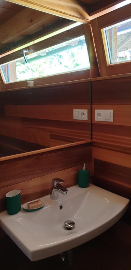 Apartman Nezichov Touzim Luaran gambar